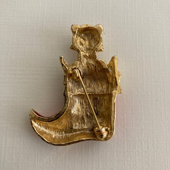 Vintage Christmas Cat In Boot Brooch Red Enamel Gold Tone - Picture 2 of 3